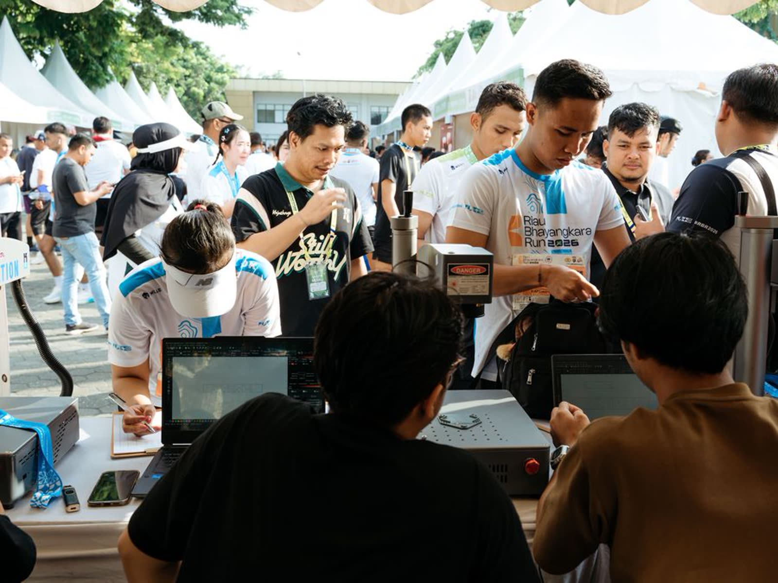 Peserta mengantre di booth grafir Tangka Studio di area finisher
